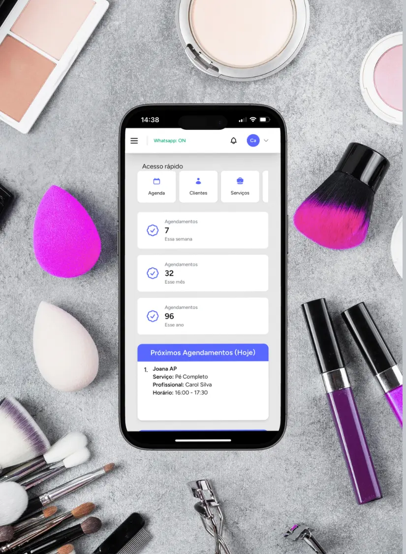 Profissional da beleza usando o Bellagenda